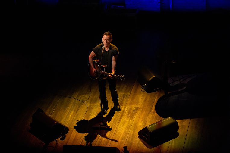 Bruce Springsteen in het Walter Kerr Theatre in New York. Beeld Netflix