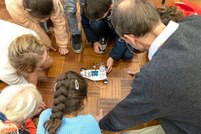 Tijdens de techniekmiddagen gaan de kinderen zelf aan het werk.