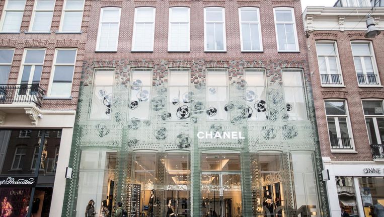 aanklager Kan weerstaan Voorstellen Glazen gevel Chanel-winkel P.C. Hooftstraat gebarsten | Het Parool