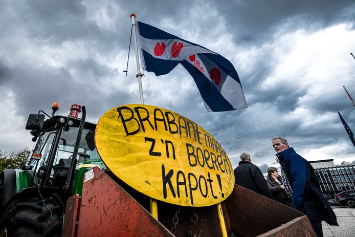DEN BOSCH - Een Friese vlag op een tractor om actie te voeren tegen de strenge stikstofregels. De actie vond plaats in aanloop naar het statendebat over landbouw. ANP ROB ENGELAAR