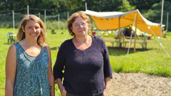 NET OPEN. Bianca (45) en Tania (55) openen pop-up Camping Donderheide ...