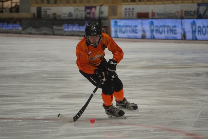 Stefan Geenen van Bandy Vereniging Nijmegen in actie op het WK in Zweden.