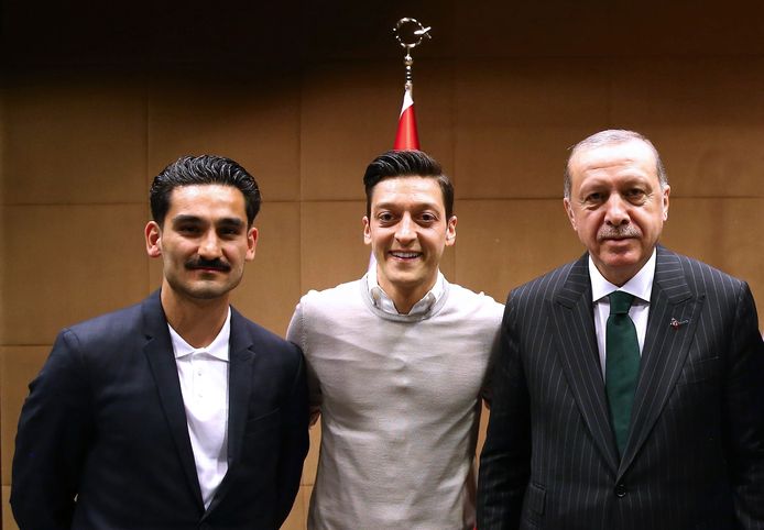 İlkay Gündoğan en Mesut Özil met de Turkse president Recep Tayyip Erdogan, een maand voor het WK.