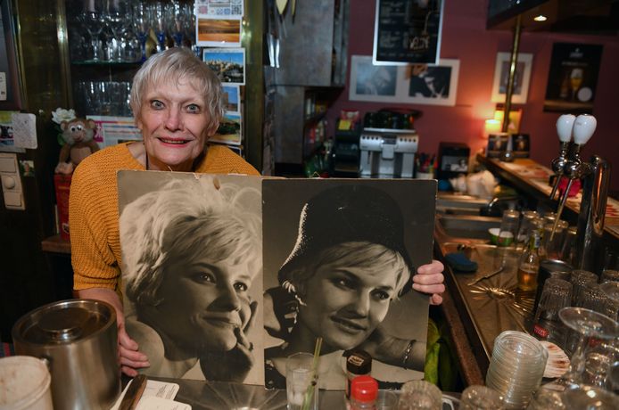 Cafébazin Germaine Gilis van 'Inn 't Joor 1' in Leuven toont trots enkele foto's uit haar jeugd.