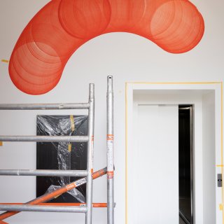 For mural in Artis, Thomas (37) made giant felt-tip pen: ‘I saw the perfect material at the hardware store’