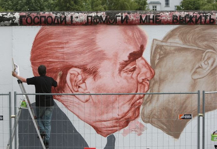 Archiefbeeld: een restant van de Berlijnse muur die jarenlang West- van Oost-Duitsland gescheiden hield.