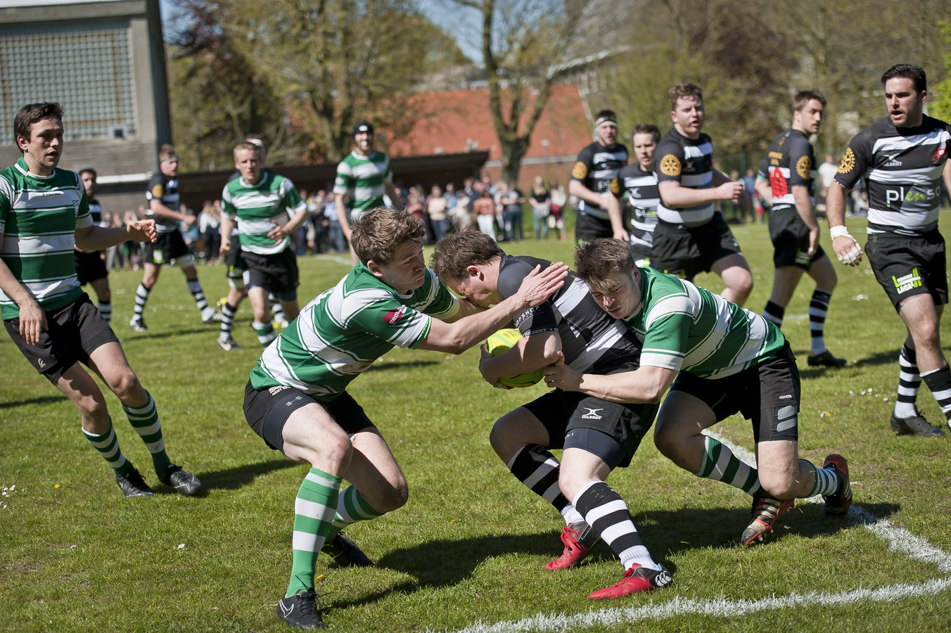 Rugby RSL (in het zwart) verloor met 20-68 tegen de Gentse Dragons (in het groen).