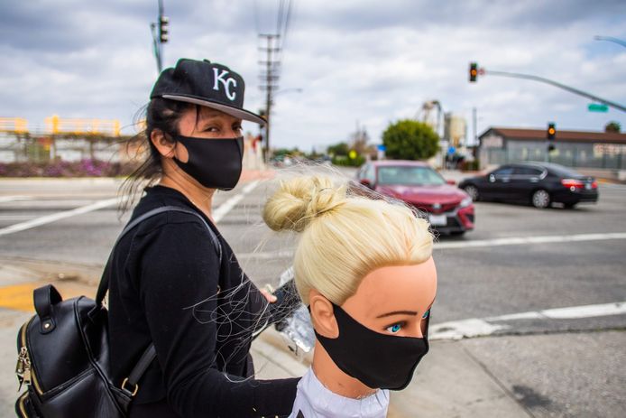 Flor Hernandez uit Los Angeles verloor begin april haar job als kleermaker en verkoopt nu mondmaskers op straat.