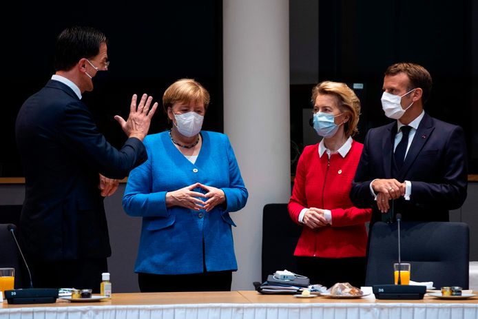 Van links naar rechts: Mark Rutte, Angela Merkel, Ursula von der Leyen en Emmanuel Macron