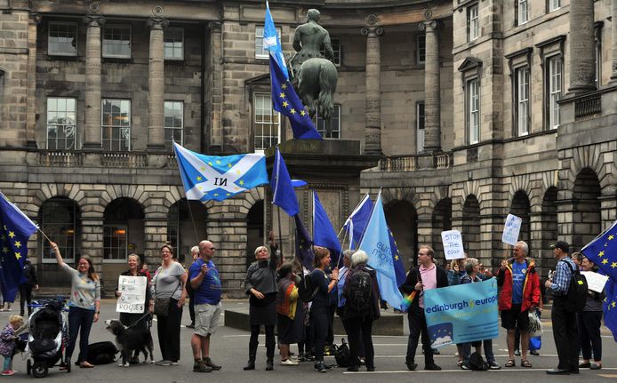 Schotse en Europese vlaggen buiten aan de Schotse rechtbank waar vandaag werd beslist dat de opschorting van het parlement onwettig is.