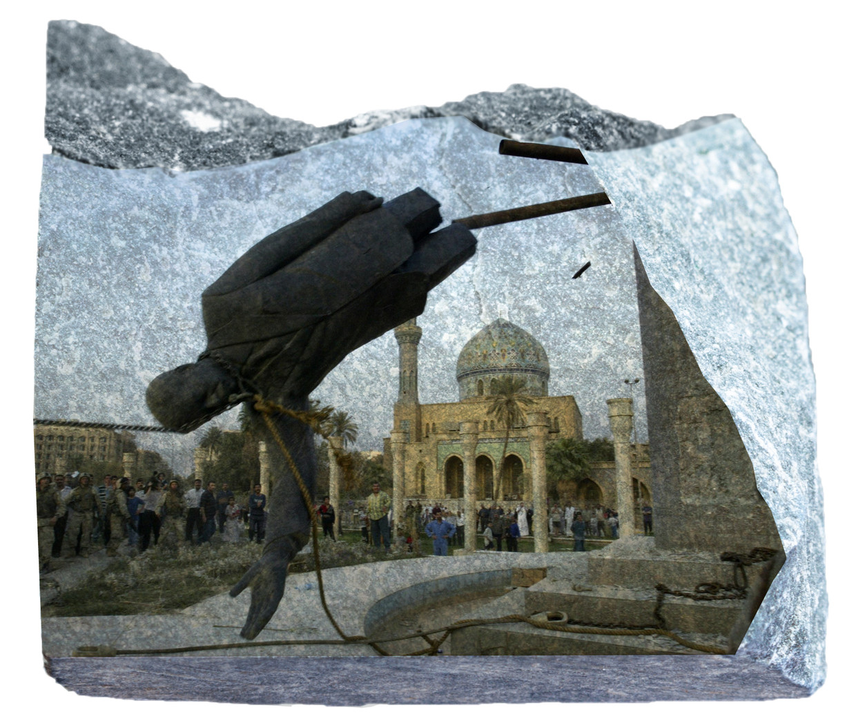 Na de inval in Irak in 2003 werd in Bagdad een enorm beeld van de verdreven dictator Saddam Hussein omver getrokken door Amerikaanse militairen. Irakezen grepen hun kans voor een eigen stormloop op monumenten en portretten. Beeld Brechtje Rood