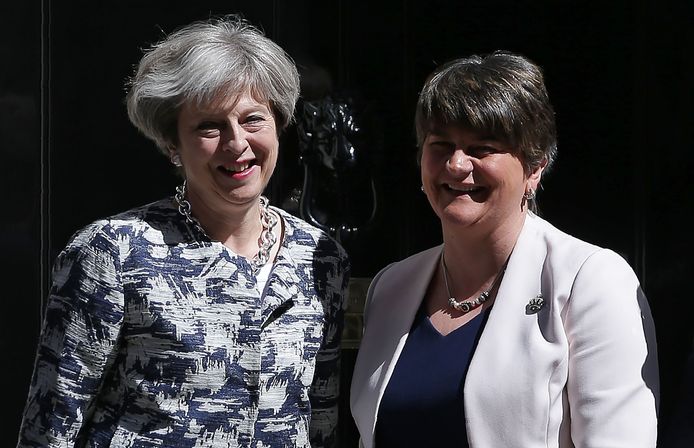 Theresa May (L) samen met DUP-leider Arlene Foster