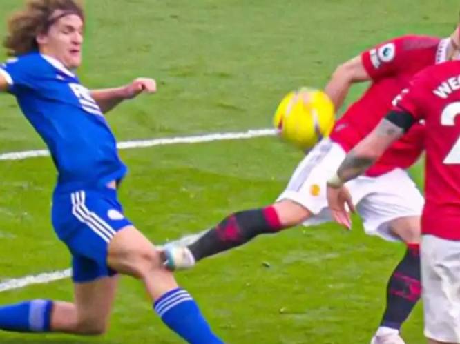 Dat had erger kunnen aflopen: Wout Faes krijgt studs van United-speler, die ontsnapt aan rood, op de knie