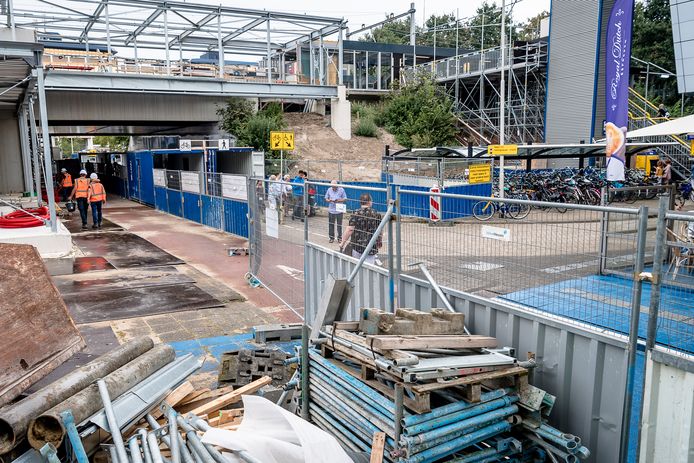 Aan de zuidkant zijn vanaf het Prins Alexanderplein al de eerste contouren waar te nemen. Rechts is te zien hoe het gebouw er straks na de oplevering volgend jaar uit zal zien.