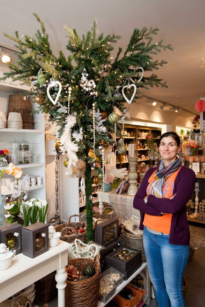 Decoratiezaak pakt uit met omgekeerde kerstboom Middelkerke hln.be