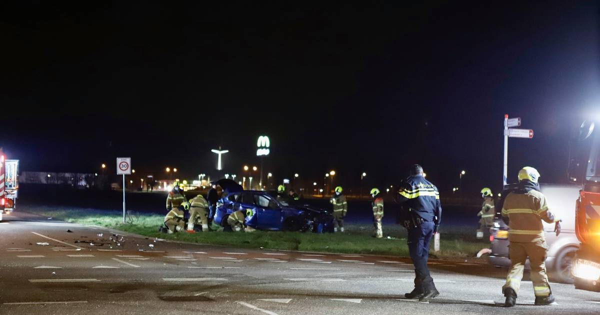 Twee gewonden bij ernstig ongeluk op kruispunt in Beugen.