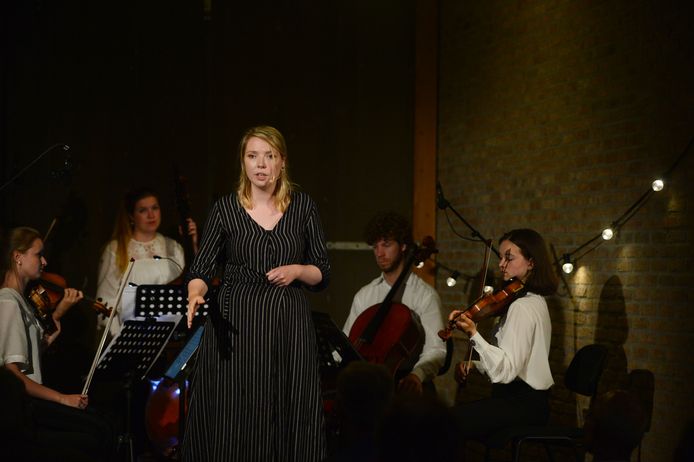 Ondersteund door klassieke musici vertelt NinaDis Meeuwsen Twentse sagen in het koetshuis van Huize Singraven.