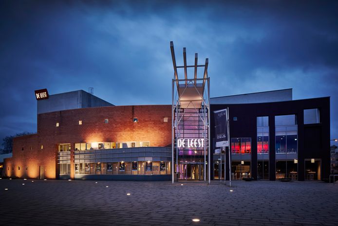 Theater De Leest in Waalwijk vandaag precies 25 jaar op het Vredesplein.