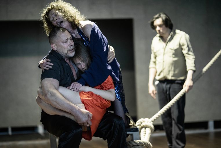 Ilke Paddenburg (midden) als Ifigeneia, met Chris Nietvelt (r.) als moeder Klytaimnestra, en Hans Kesting als vader Agamemnon, in 'Age of Rage.' Beeld Jan Versweyveld