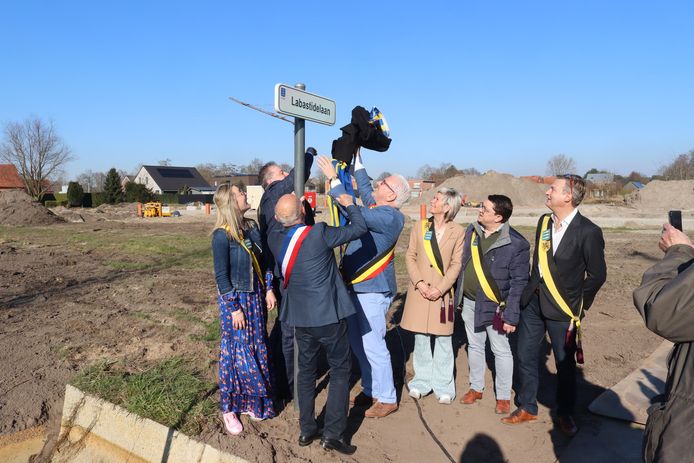 De nieuwe straatnaam wordt onthuld.