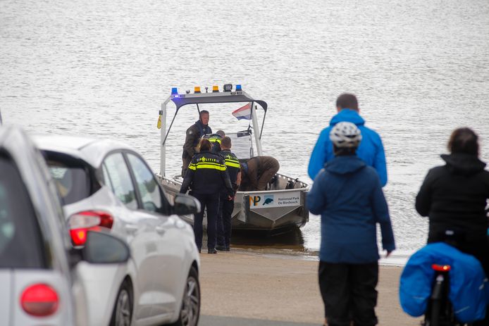 Auto te water bij de pont in Dordrecht.