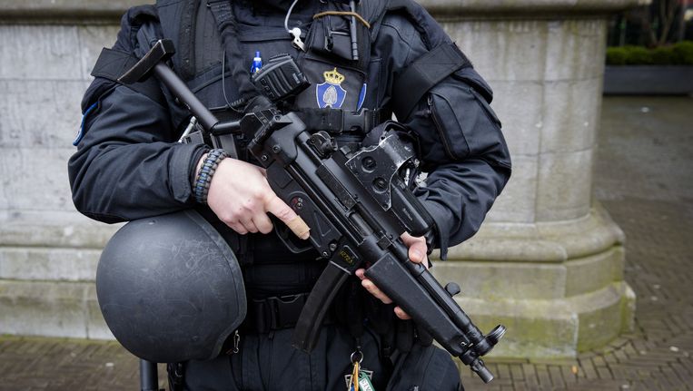 De Koninklijke Marechaussee voert extra patrouilles uit op het Binnenhof, in reactie op de aanslagen in Brussel. Beeld anp