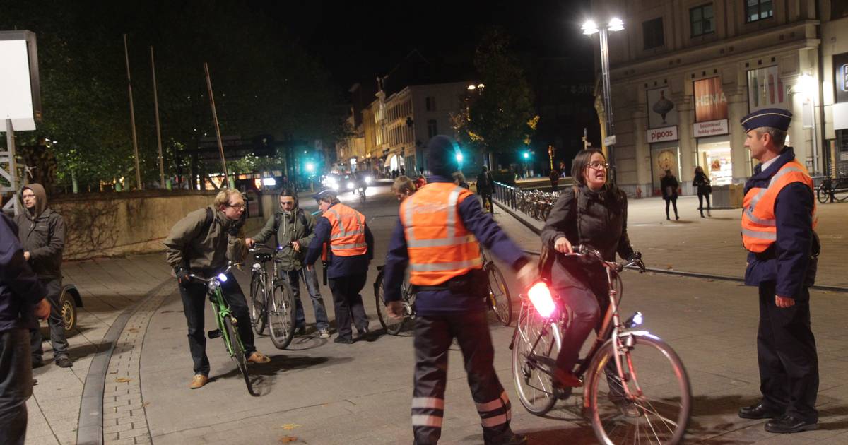 Fietsers krijgen boete voor rijden zonder licht en met de