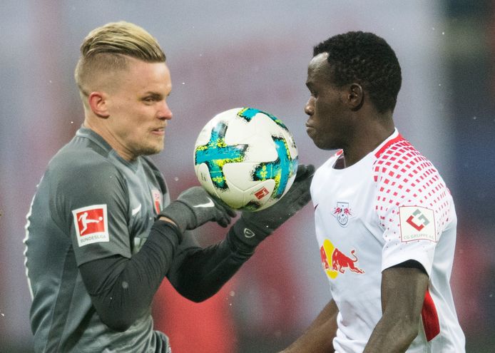 RB Leipzig-aanvaller Bruma in duel met FC Augsburg-verdediger Philipp Max.