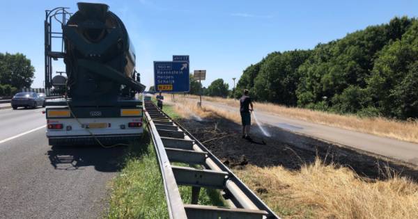 Vrachtwagenchauffeurs schieten te hulp bij bermbrand A50