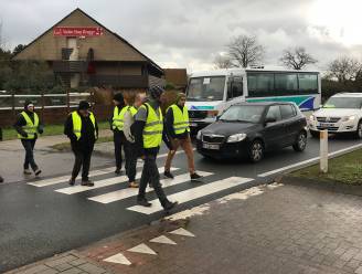 Gele hesjes blokkeren verkeer... door drie uur lang zebrapad over te steken