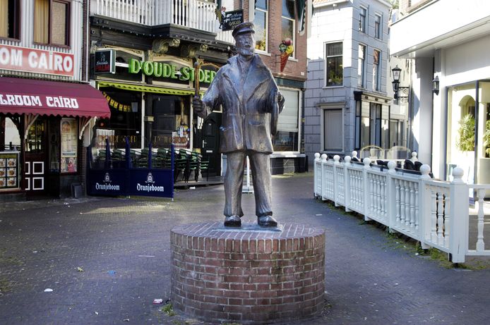 Het beeld van de Stadsomroeper op de Westhavenplaats.