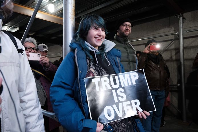 Des manifestants devant un tribunal à Manhattan, New York.