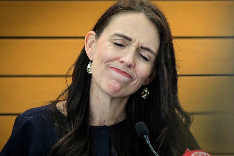 Geëmotioneerd kondigt Jacinda Ardern haar vertrek als Nieuw-Zeelandse premier aan. Beeld AP