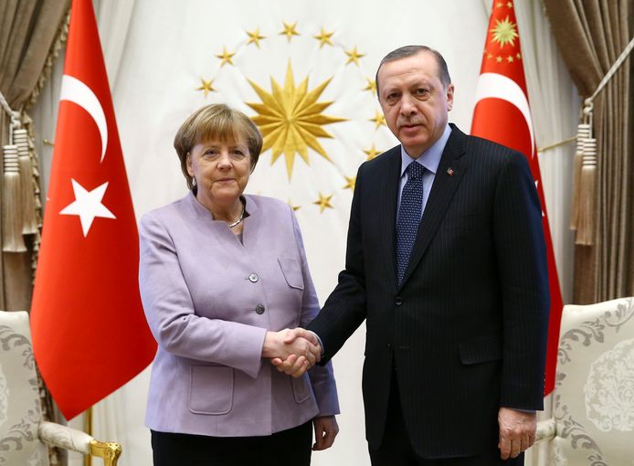 In februari schudden Angela Merkel en Recep Erdogan elkaar nog de hand. Gelukswensen blijven deze keer uit.