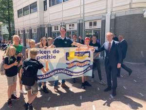 Mag het een pontje meer zijn? Actievoerders uit Nieuwer ter Aa trekken bekijks in politiek Den Haag