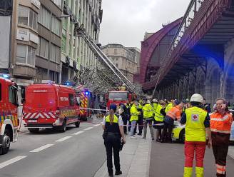 VIDEO. Eén dode en zwaargewonde nadat stelling instort naast Antwerpen-Centraal: “Enorme ravage”