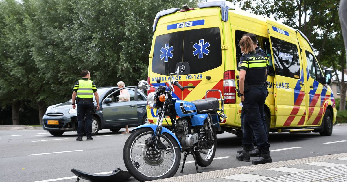 Gewonde brommerrijder weigert ambulance na botsing.
