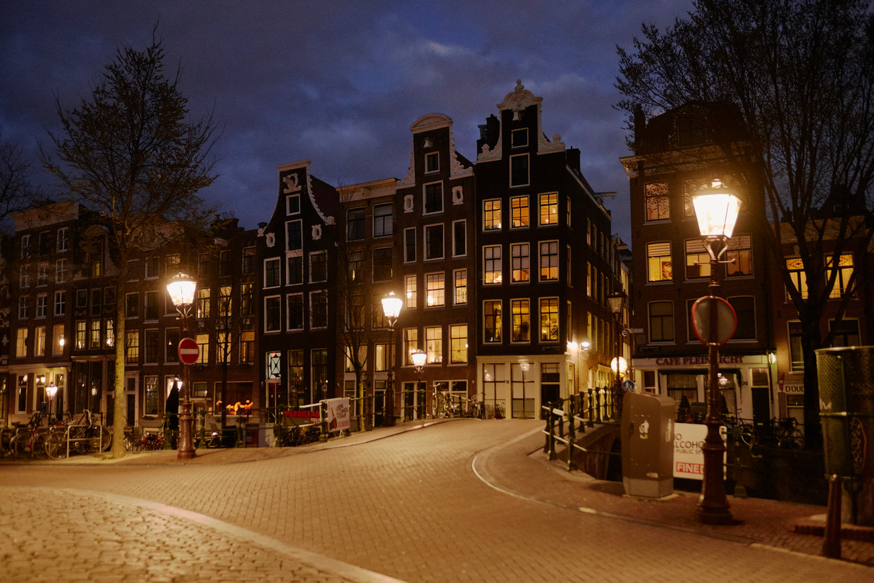 Toeristen zijn van het straatbeeld verdwenen en laten Amsterdam leeg achter door de coronapandemie.  Beeld Getty Images