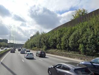 Bestuurder onder invloed verstopt zich achter cabine na crash op snelweg