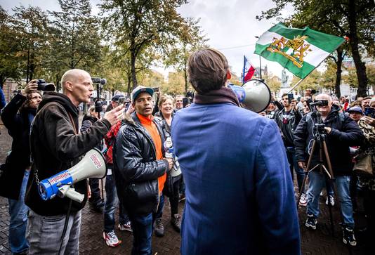 Thierry Baudet, leider van de conservatief-populistische partij Forum voor Democratie, sprak de tientallen aanwezige demonstranten in de middag toe. (07/10/2020)
