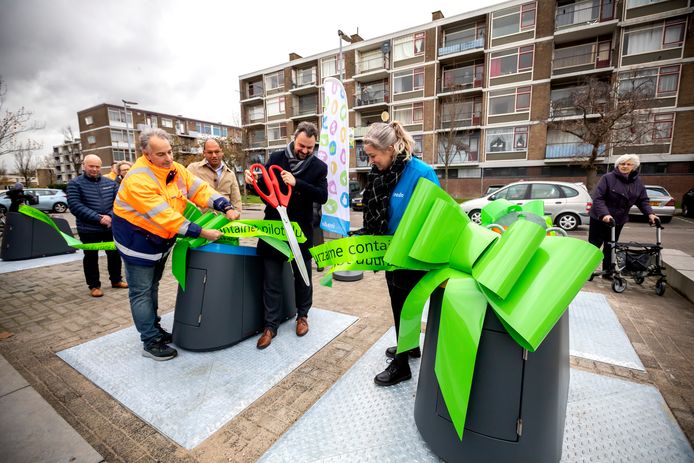 Wethouder Jeroen Ooijevaar mag het traditionele lint om de nieuwe slimme containers heen doorknippen.