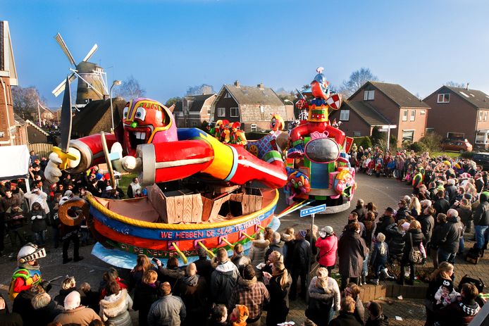 Archieffoto van de carnavalsoptocht in Wilp-Achterhoek. Of de optocht zondagmiddag doorgaat, hangt van de kracht van de windstoten af.