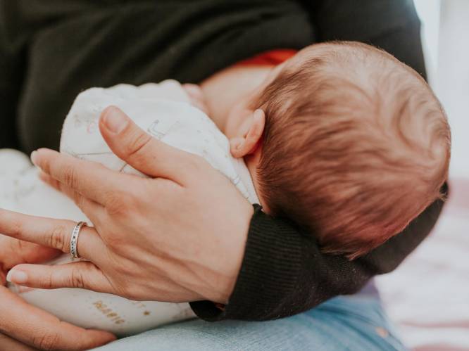 Experten doorprikken fabeltjes over borstvoeding: “Neen, je krijgt géén hangborsten”