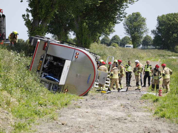 Melkwagen kantelt en valt van dijk in Hoeven, chauffeur door brandweer uit wagen gehaald