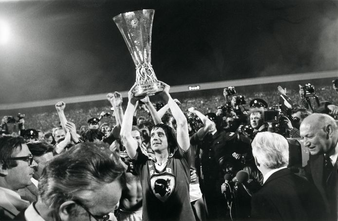 Willy van der Kuijlen houdt in 1978 de UEFA Cup omhoog.