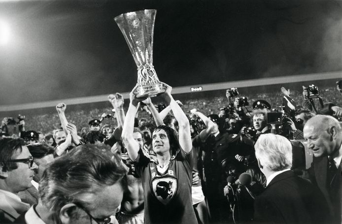 Willy van der Kuijlen met de UEFA Cup na de gewonnen finale tegen Bastia.