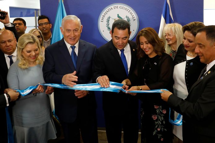 De vrouw van de Guatemalaanse president Jimmy Morales (midden rechts) knipt het lint door. Israëlische premier Benjamin Netanyahu (midden links) en zijn vrouw tekenden present tijdens de opening.
