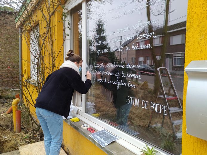 106 Mechelaars adopteerden een ‘weesgedicht’, vervolgens brachten zestien vrijwillige schoonschrijvers en illustratoren deze aan op hun ruiten.