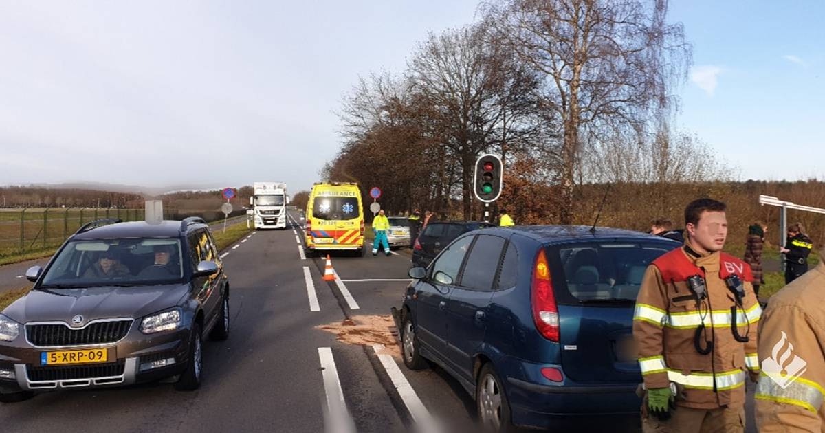 Kop-staartbotsing met drie personenautos in Rijen, Bladelse naar het ziekenhuis.