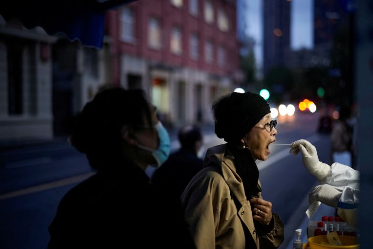 Een vrouw ondergaat een coronatest in Shanghai. Beeld REUTERS